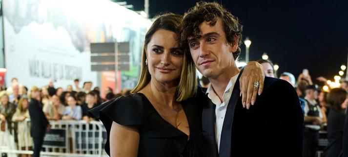 SAN SEBASTIÁN, ESPAÑA - 20 DE SEPTIEMBRE: La actriz Penélope Cruz y Álvaro de la Fuente Guitarricadelafuente asisten al estreno de "La Bola Negra" durante el 74º Festival Internacional de Cine de San Sebastián en el Teatro Victoria Eugenia el 20 de septiembre de 2026 en San Sebastián, España. (Foto de Carlos Alvarez/Getty Images) / Carlos Alvarez
